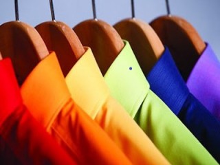 Як зберегти яскравість кольорового одягу, незважаючи на часте прання: корисний лайфхак